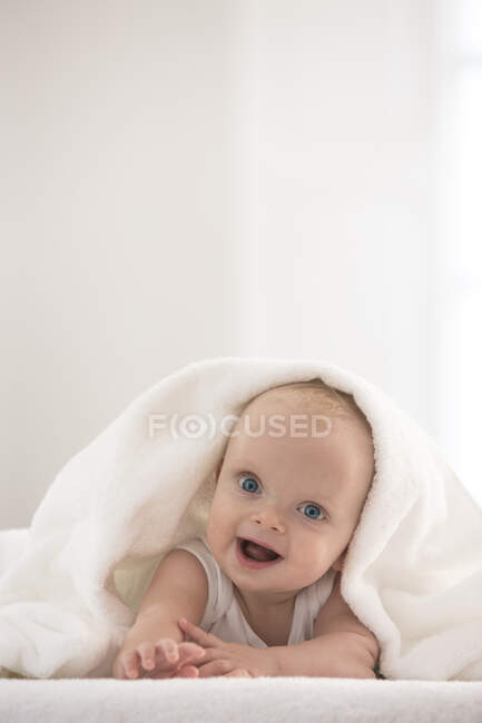 Ritratto di carino bambino avvolto in asciugamano bianco — Foto stock