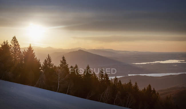 Nascer do sol de inverno sobre o Lago Maggiore, Stresa, Piemonte, Itália, Europa — Fotografia de Stock