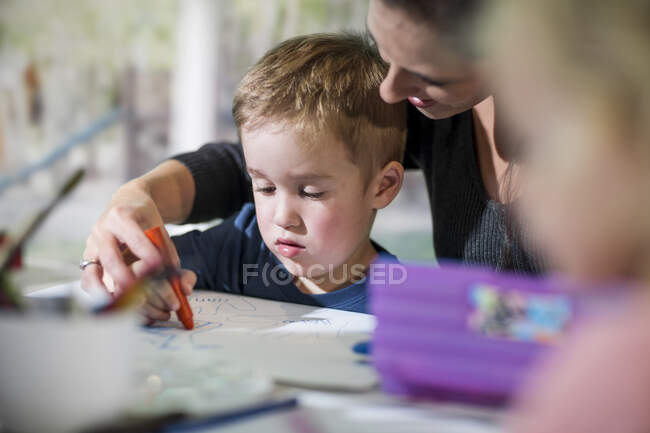 Profesor enseñando niño a dibujar - foto de stock