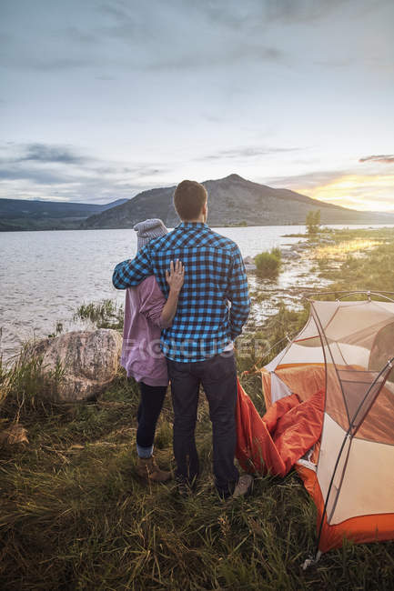 Casal de pé ao lado da tenda e olhando para a vista, Heeney, Colorado, Estados Unidos — Fotografia de Stock