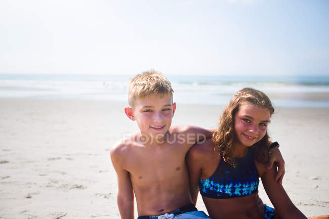 Портрет двух детей на пляже — стоковое фото
