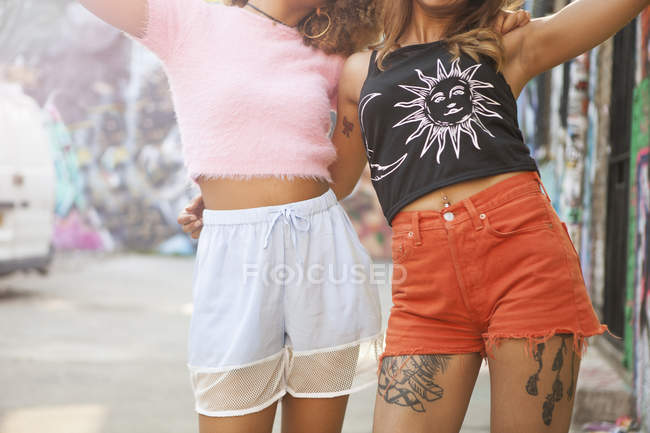 Portrait de deux jeunes femmes dans la rue, section médiane — Photo de stock