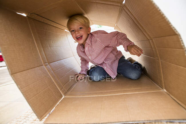 Retrato de menino brincando em caixa de papelão — Fotografia de Stock