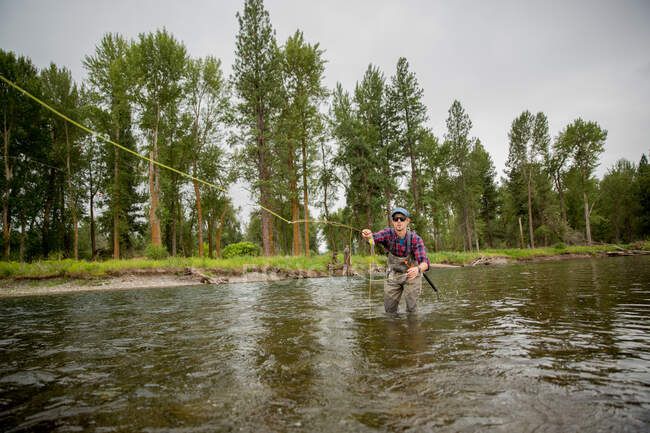 Mann angelt im Fluss, Clark Fork, Montana und Idaho, USA — Stockfoto