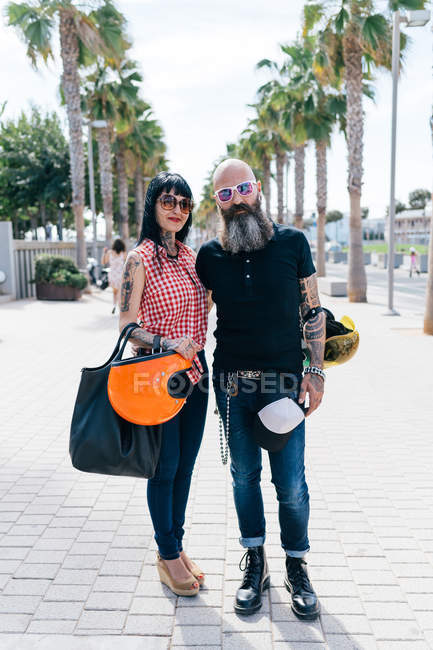 Портрет зрелой пары хипстеров на тротуаре, Валенсия, Испания — стоковое фото