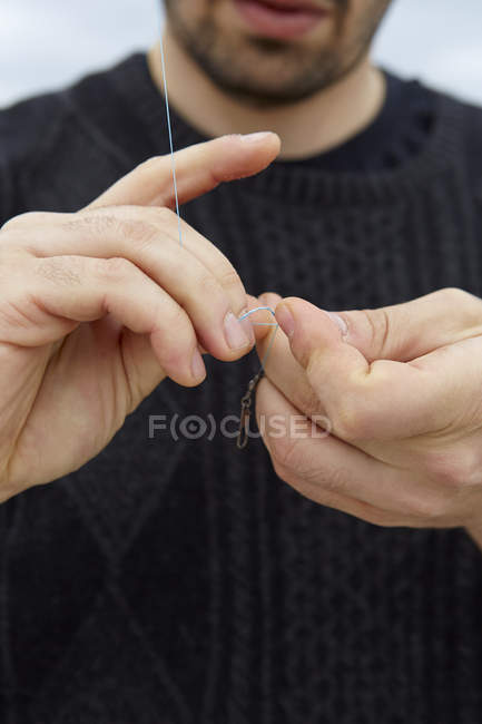 Close up of man hands preparing fishing line — Stock Photo