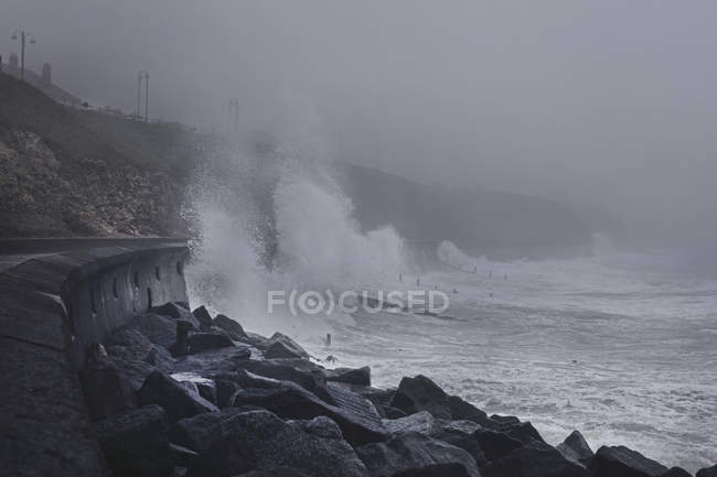 Удар воды о морскую стену, Сихам Харбур, Дурхэм, Великобритания — стоковое фото