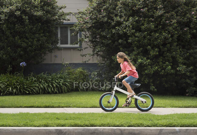 Mädchen fährt mit Fahrrad auf der Straße — Stockfoto