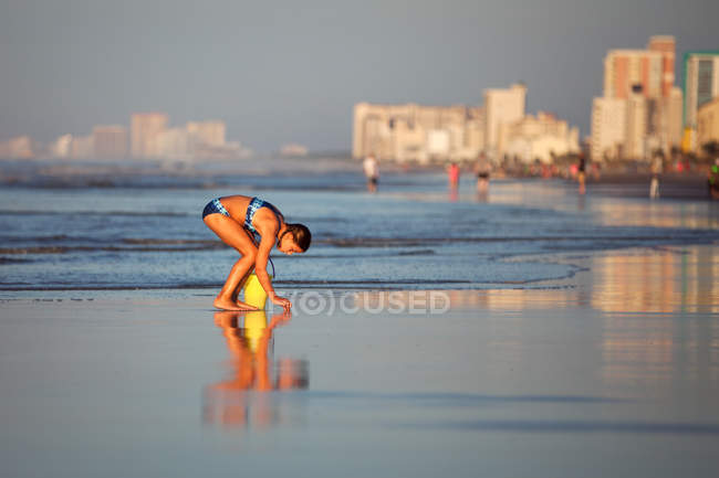 Дівчина на пляжі, підбираючи черепашки, Північна Міртл Біч, Південна Кароліна, США, Північної Америки — стокове фото