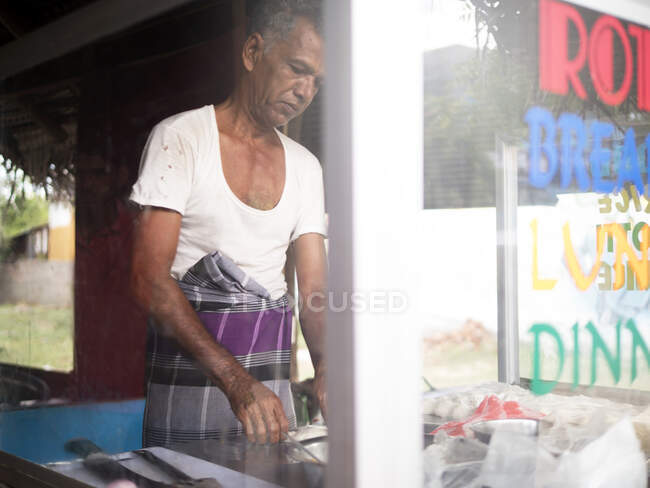 Homem trabalhando em roti stall — Fotografia de Stock