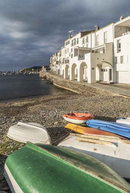 Barche a remi ai margini delle acque, Cadaques, sulla Costa Brava, Spagna — Foto stock