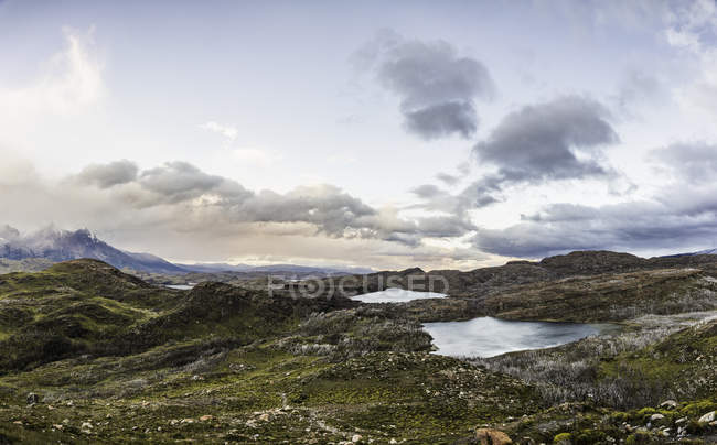 Paesaggio con laghi, Parco Nazionale Torres del Paine, Cile — Foto stock