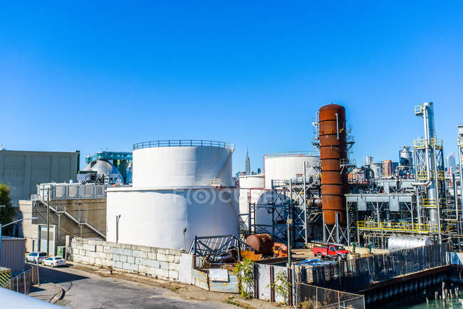 Vista elevata di serbatoi e tubi di stoccaggio presso impianti industriali a biocarburanti — Foto stock