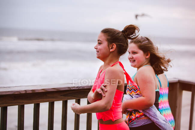 Drei Mädchen blicken vom Balkon auf das Meer, Dauphin Island, Alabama, USA — Stockfoto