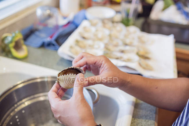 Woman preparing scallop dinner — Stock Photo