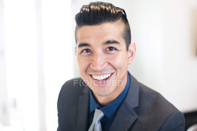 Портрет усміхненого молодого бізнесмена в офісі — стокове фото