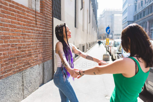 Frauen auf Städtereise tanzen auf der Straße, Mailand, Italien — Stockfoto