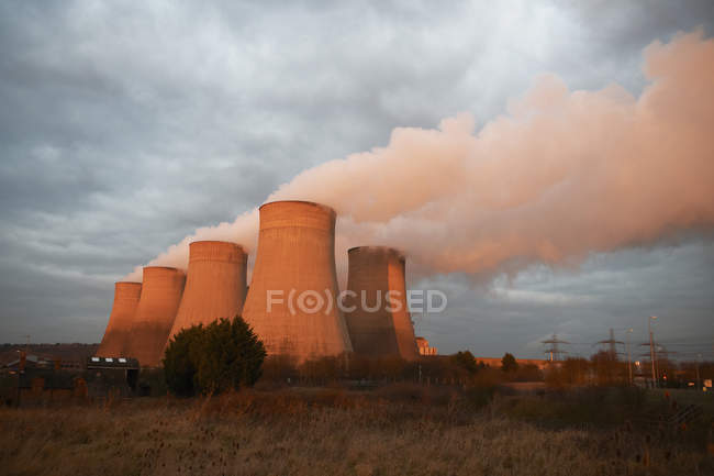 Torri di raffreddamento presso la centrale elettrica, Derby, Regno Unito, Europa — Foto stock