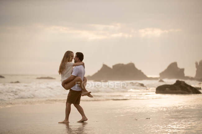 Parejas románticas en la playa, Malibú, California, US — 35 a 39 años,  alrededor del cuello - Stock Photo | #202771588