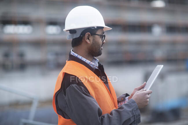 Bauingenieur arbeitet auf der Baustelle — Stockfoto