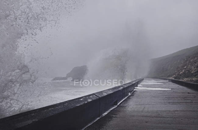 Acqua di mare che si schianta contro il muro, Seaham Harbour, Durham, Regno Unito — Foto stock