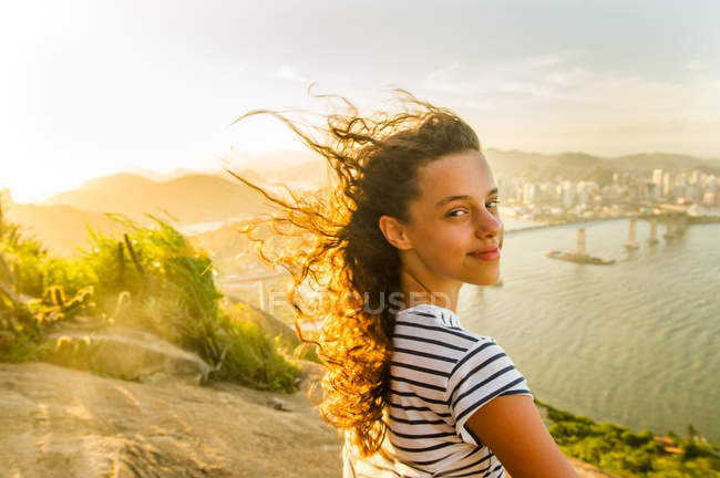 Chica en el punto de vista durante la puesta del sol, Río de Janeiro, Brasil - foto de stock