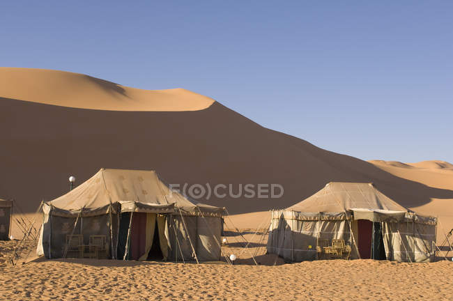 Campamento de tiendas, Erg Awbari, desierto del Sahara, Fezzan, Libia - foto de stock