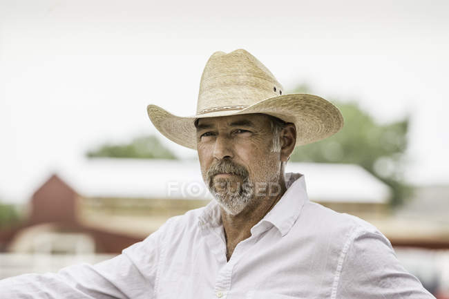 Hombre maduro en sombrero de vaquero en el rancho, Bridger, Montana, EE.UU. - foto de stock