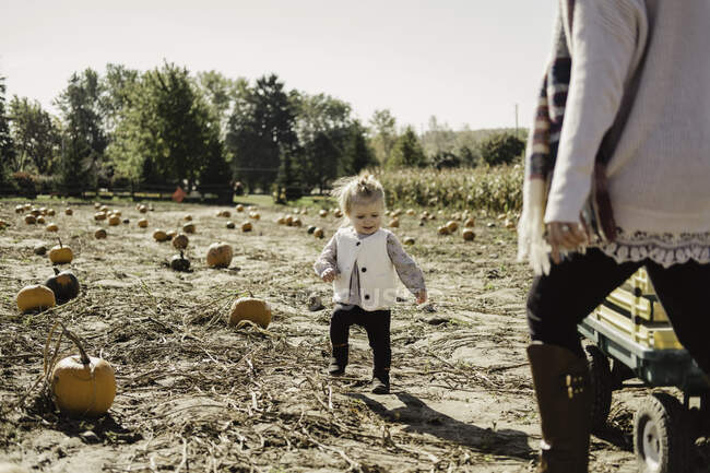 Mother and daughter in field of pumpkins, Oshawa, Canada, North America — Stock Photo