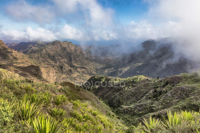 Paisaje montañoso con nubes bajas, Serra da Malagueta, Santiago, Cabo Verde, África - foto de stock
