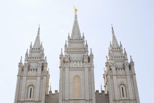 Vista de ángulo bajo Agujas del templo mormón, Salt Lake City, Utah, EE.UU. - foto de stock