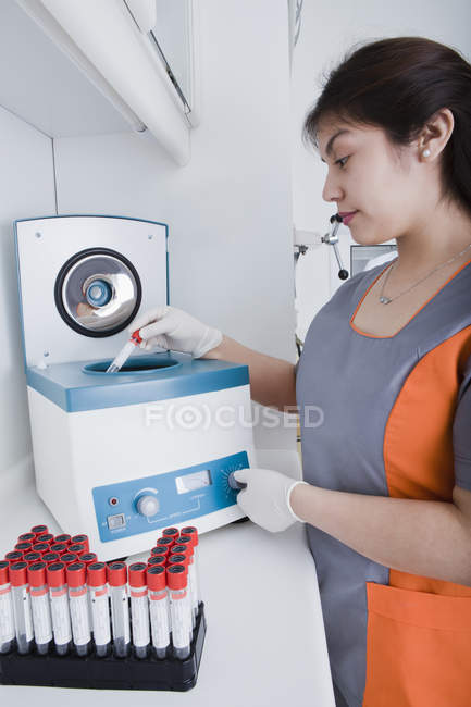 Mujer joven trabajando en laboratorio dental - foto de stock