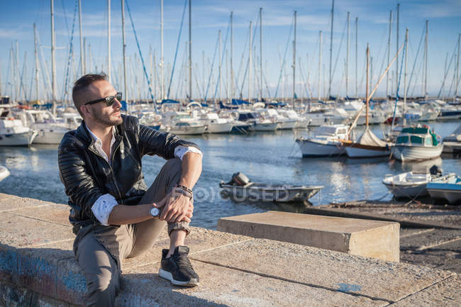 Человек в гавани, глядя в сторону, Кальяри, Италия, Европа — стоковое фото