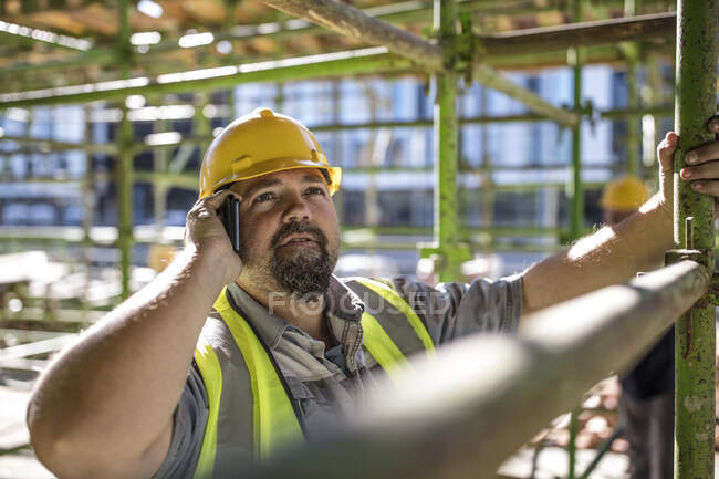 Construction worker using mobile phone — Stock Photo