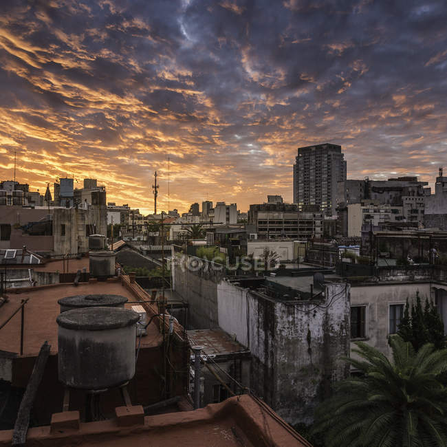 Paisagem urbana no último piso e dramática céu do sol, San Telmo, Buenos Aires, Argentina — Fotografia de Stock