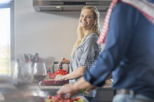 Uomo e donna in cucina a preparare il cibo — Foto stock
