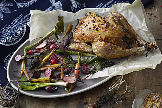 Roast chicken and vegetables on serving tray — Stock Photo