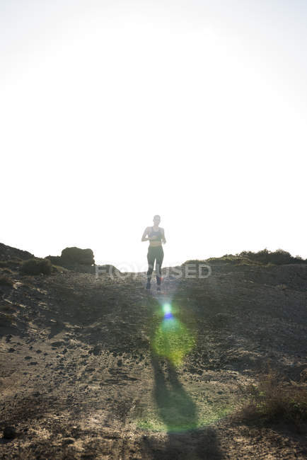 Junge Läuferin in trockener Landschaft, Las Palmas, Kanarische Inseln, Spanien — Stockfoto