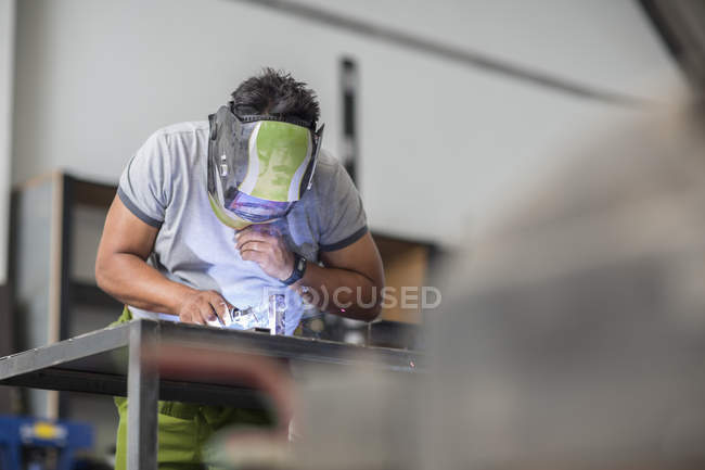 Welder at work in bodywork repair shop — Stock Photo