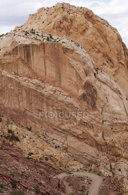 Burr Trail Road a través de formaciones rocosas en Grand-Escalante National Monument, Utah, EE.UU. - foto de stock