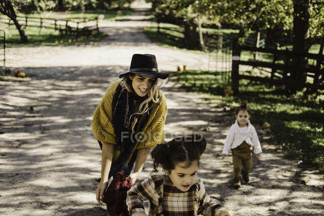 Mother and children on farmland, riding bicycle, Oshawa, Canada, North America — Stock Photo