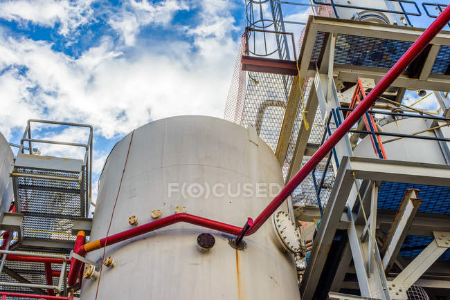 Vista a basso angolo dei serbatoi di stoccaggio e delle tubazioni industriali dell'impianto di biocarburanti — Foto stock