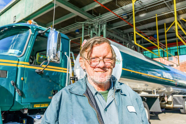 Портрет мужчины-дальнобойщика на заводе биотоплива — стоковое фото