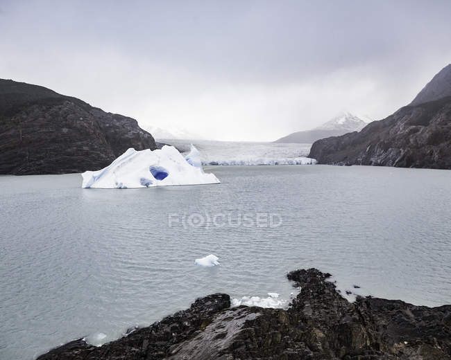 Iceberg floating on Grey lake and glacier, Torres del Paine national park, Chile — Stock Photo