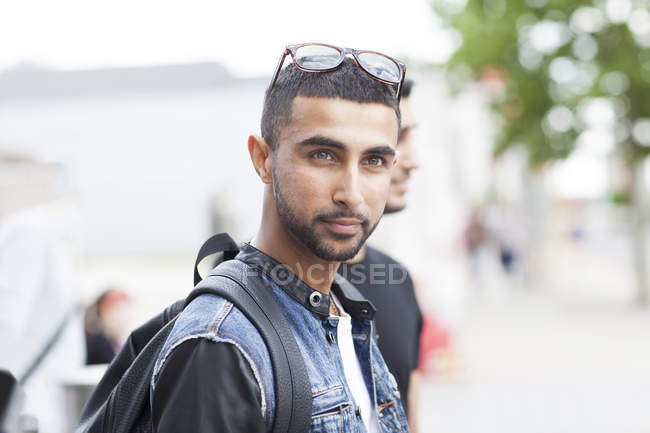 Портрет молодого человека, смотрящего на улицу — стоковое фото