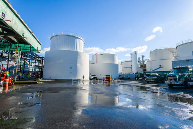 Serbatoi di stoccaggio di biocarburanti presso impianti di biocarburanti — Foto stock