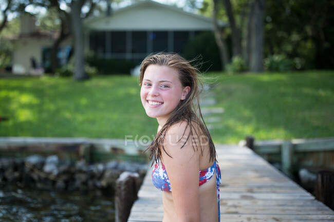 Retrato de menina adolescente no molhe, sorrindo — Fotografia de Stock