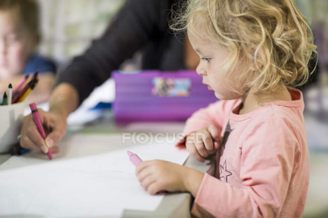 Teacher teaching girl to draw — Stock Photo