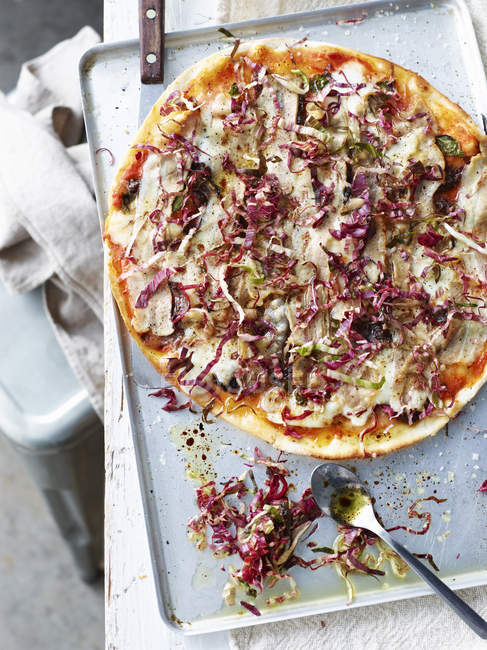 Pork belly and radicchio pizza on baking tray, overhead view — Stock Photo