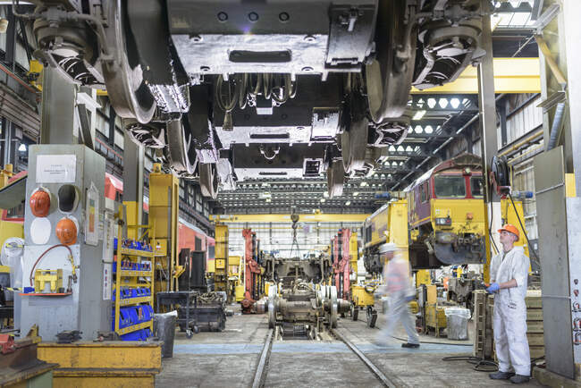 Ingenieros de locomotoras trabajando en locomotoras en obras de trenes - foto de stock